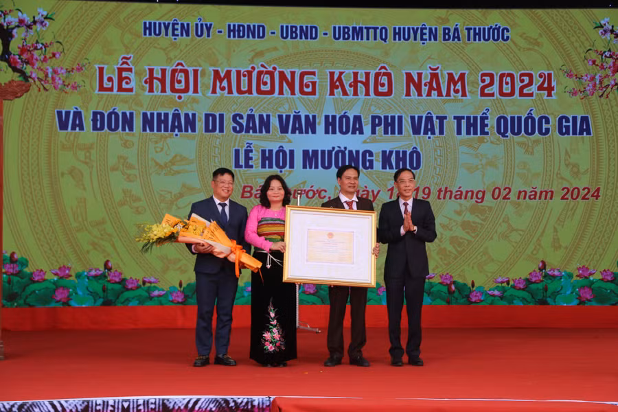 Phó Chủ tịch UBND tỉnh Thanh Hóa Đầu Thanh Tùng trao Chứng nhận công nhận Danh mục Di sản Văn hóa Phi Vật thể Quốc gia Lễ hội Mường Khô cho lãnh đạo huyện Bá Thước.