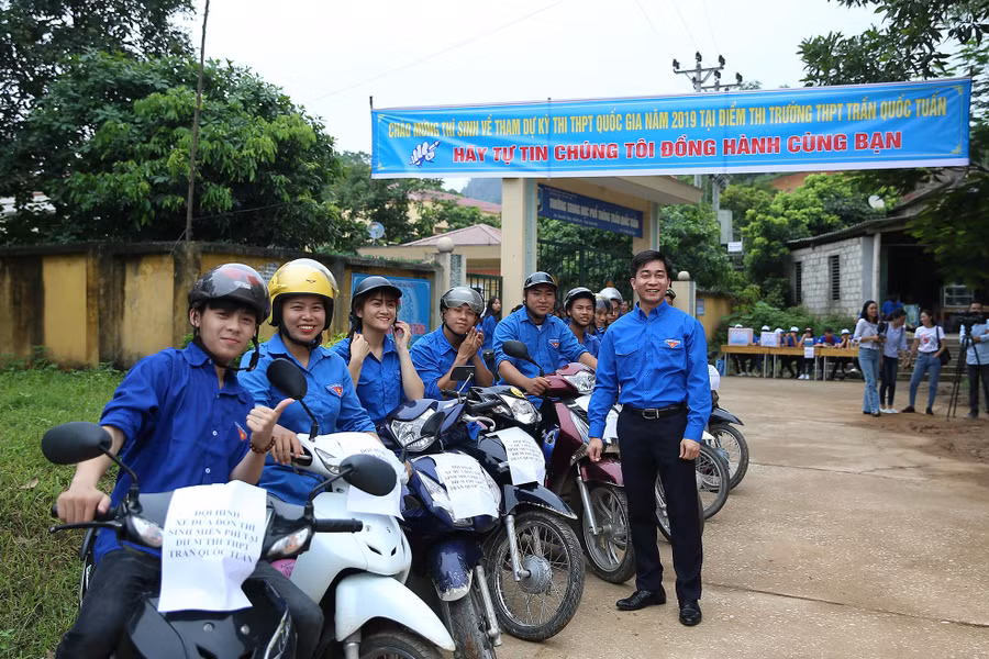 Bước chân tình nguyện khắp nẻo trường thi Bước chân tình nguyện khắp nẻo trường thi