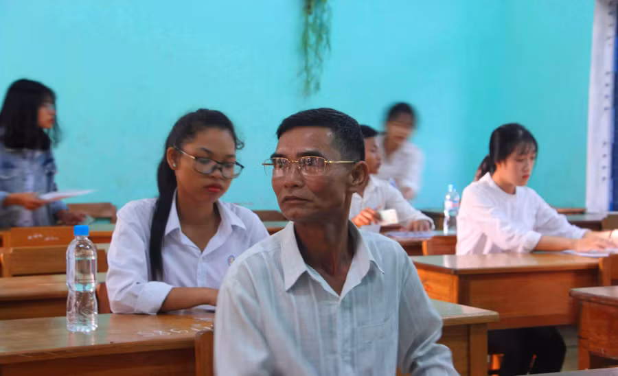 Thí sinh Hồ Quang Đông 55 tuổi dù đã có cháu nội nhưng ông vẫn quyết tâm đi thi để con cháu noi gương Thí sinh Hồ Quang Đông 55 tuổi dù đã có cháu nội nhưng ông vẫn quyết tâm đi thi để con cháu noi gương
