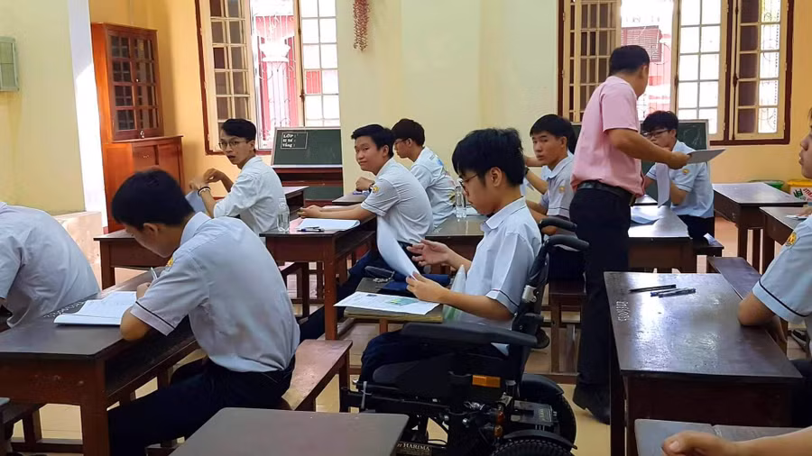 Dù thiệt thòi hơn các bạn cùng trang lứa khi phải làm bài thi trên xe lăn nhưng Phú tự tin mình sẽ đỗ đại học Dù thiệt thòi hơn các bạn cùng trang lứa khi phải làm bài thi trên xe lăn nhưng Phú tự tin mình sẽ đỗ đại học