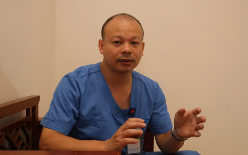 nang nong, benh nhi vat va xep hang cho kham tu 5h sang hinh 5