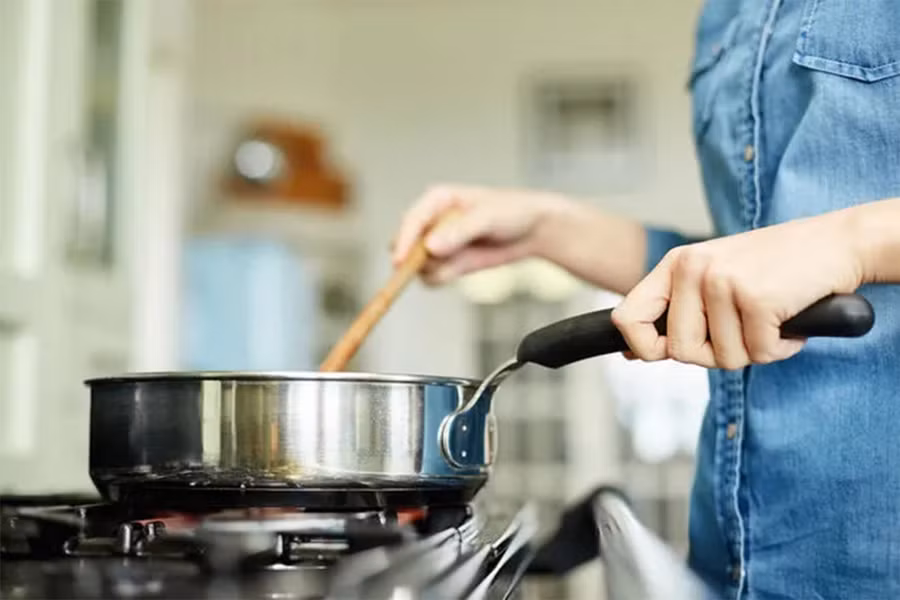 Thìa gỗ có tay cầm chắc chắn, giúp việc khuấy dễ dàng và hiệu quả hơn. (Ảnh: ITN).
