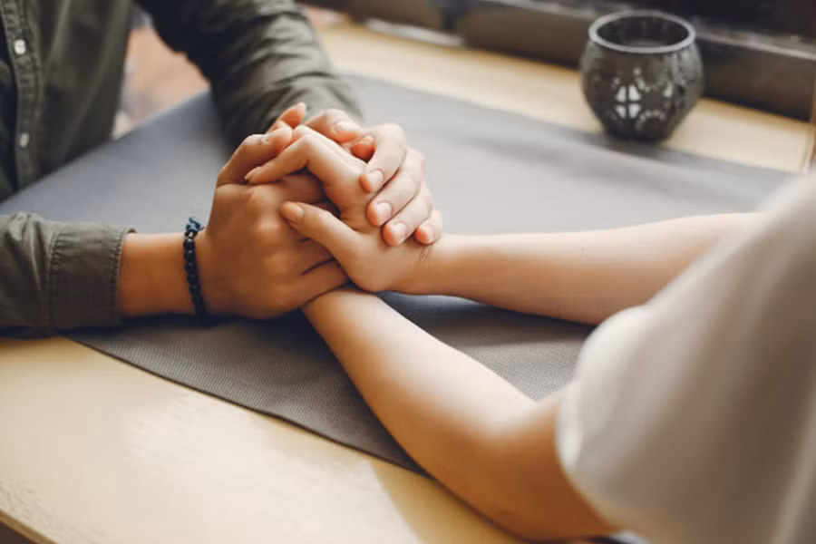 Trong mối quan hệ bí mật, các đối tác sẽ dễ dàng đưa mức độ tình cảm của mình tiến triển theo tốc độ mà cả hai đều cảm thấy thoải mái. (Ảnh: ITN). Trong mối quan hệ bí mật, các đối tác sẽ dễ dàng đưa mức độ tình cảm của mình tiến triển theo tốc độ mà cả hai đều cảm thấy thoải mái. (Ảnh: ITN).