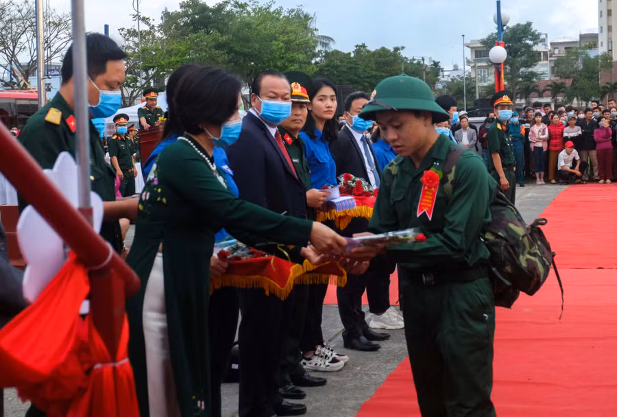 Đại diện chính quyền địa phương tặng quà cho các thanh niên lên đường nhập ngũ.