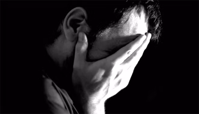 Đêm tân hôn tôi 'sốc' nặng khi nhận được quà cưới từ người yêu cũ của vợ
