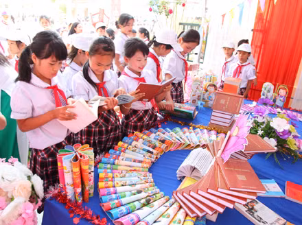 HS Ninh Bình tham gia ngày hội đọc sách tại Tuần lễ hưởng ứng Học tập suốt đời. Ảnh: IT