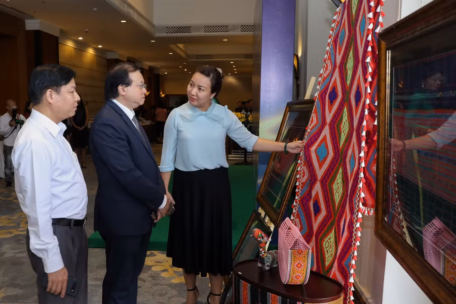 Các đại biểu tìm hiểu về sản phẩm thổ cẩm Đắk Nông