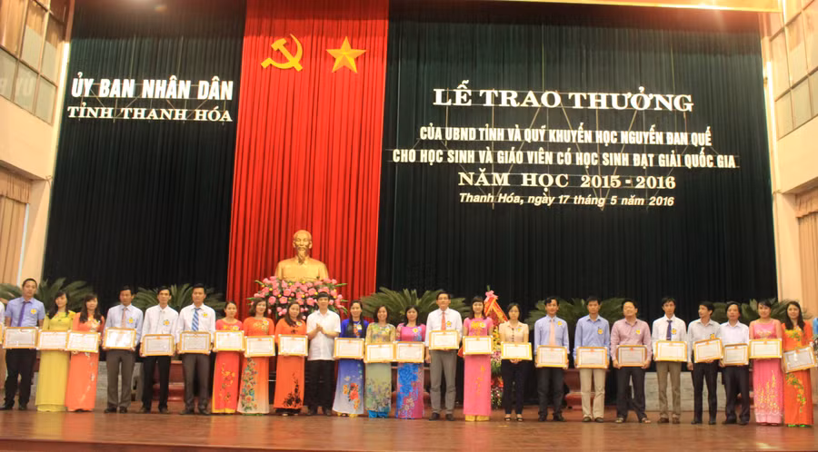 Trao bằng khen cho giáo viên có học sinh đạt giải quốc gia, năm học 2015-2016

