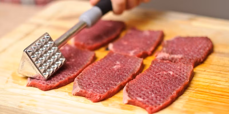 Dùng đồ chuyên dụng làm mềm thịt bò