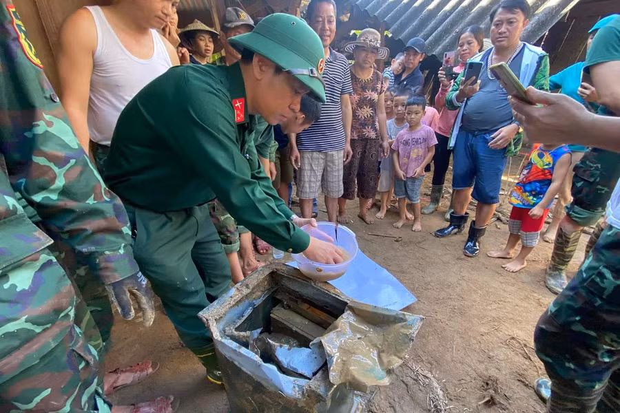 Lực lượng chức năng phá két sắt để xác định chủ nhân.