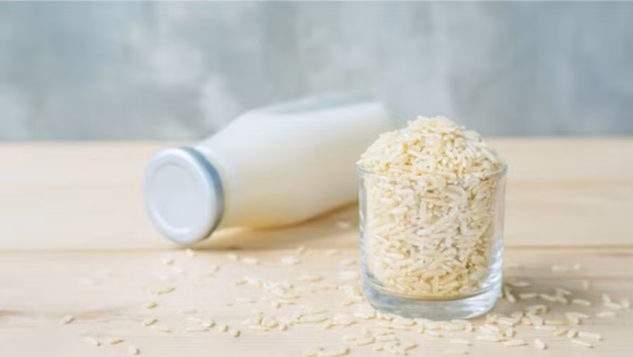 Uống một ly nước gạo giữa các bữa ăn giúp bạn no lâu hơn. (Ảnh: ITN)