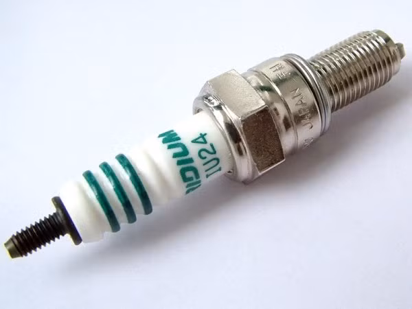 Kỹ sư Lê Văn Tạch chỉ ra điểm yếu của kính xe khiến đạo chích chỉ cần vài giây để đập vỡ 1