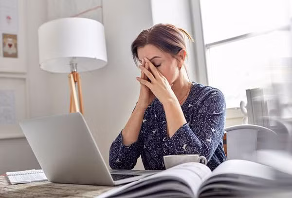 Khi tình trạngmệt mỏi kéo dài làm ảnh hưởng đến sức khỏe, bạn nên gặp bác sĩ để được thăm khám và chữa trị càng sớm càng tốt. Ảnh: HL