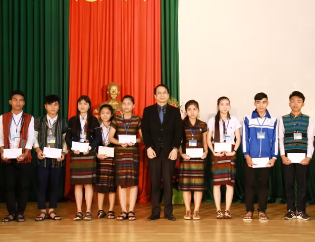 Thứ trưởng Phạm Mạnh Hùng trao học bổng cho 20 học sinh có kết quả học tập tốt Thứ trưởng Phạm Mạnh Hùng trao học bổng cho 20 học sinh có kết quả học tập tốt