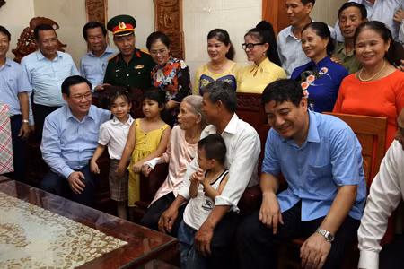 Phó Thủ tướng tới thăm gia đình Mẹ Việt Nam anh hùng Nguyễn Thị Huệ. Ảnh: VGP/Thành Chung