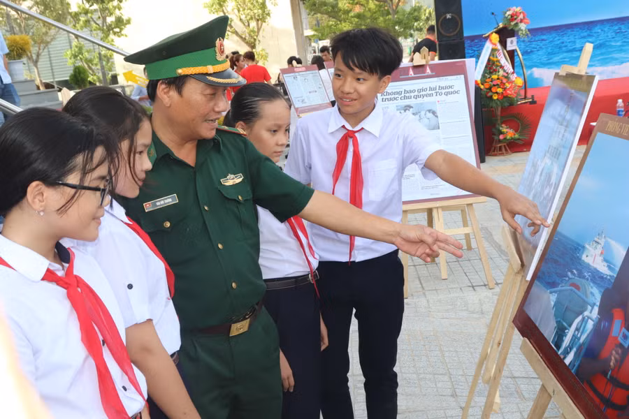 HS Đà Nẵng tham quan triển lãm Tư liệu báo chí về Hoàng Sa tại Nhà trưng bày Hoàng Sa (Đà Nẵng). Ảnh: T.G