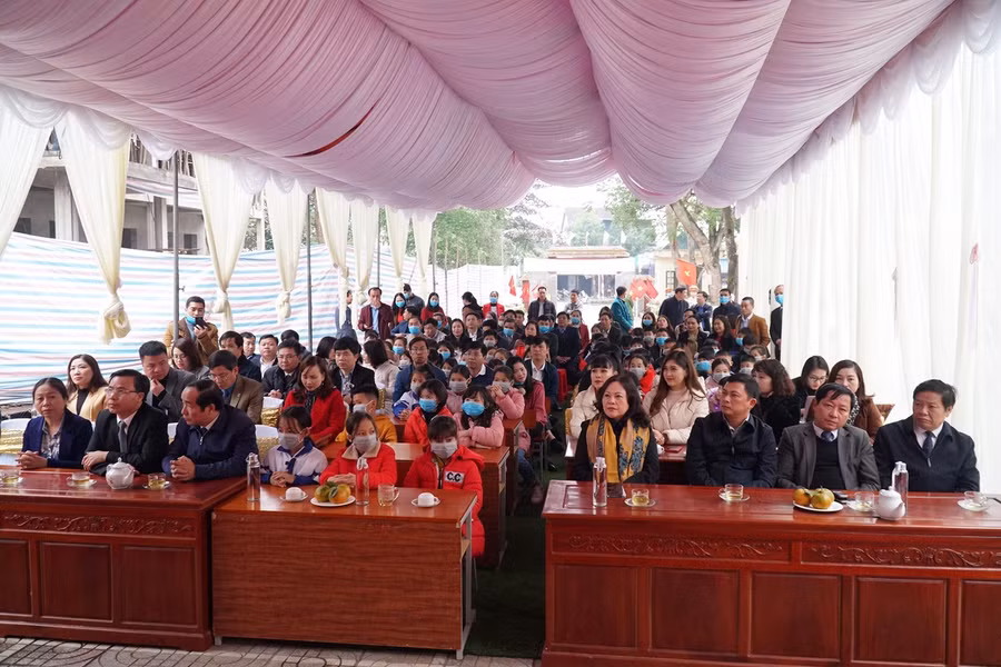 Đoàn đại biểu tham dự tại Trường Tiểu học Phú Phong.