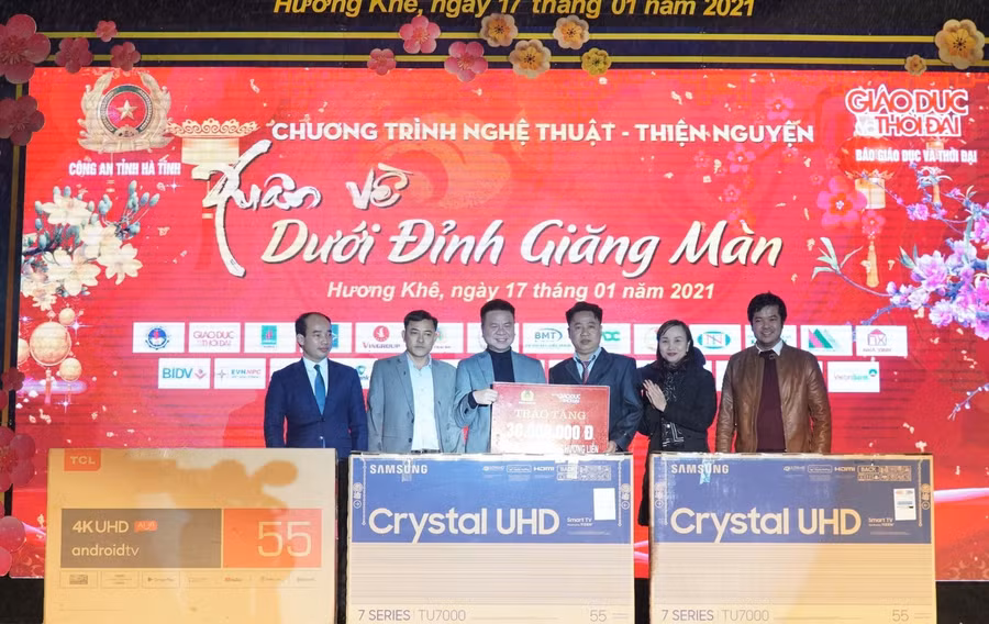 Ban tổ chức "Điều ước cho em" trao tặng quà đến Trường tiểu học Hương Liên.