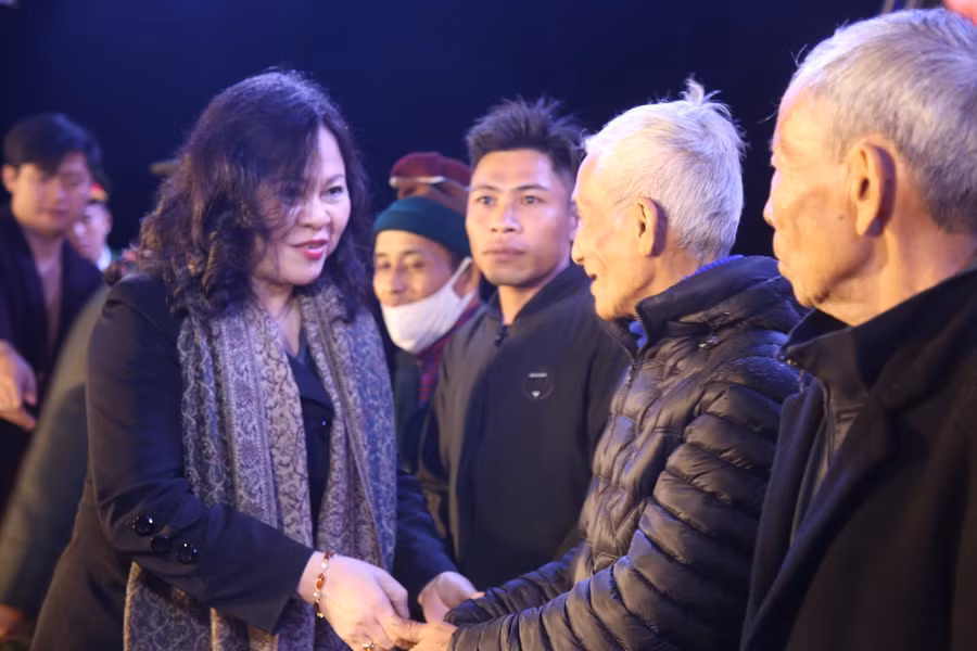 Thứ trưởng Bộ GD&amp;ĐT Ngô Thị Minh trao quà cho người dân nghèo vùng biên cương.