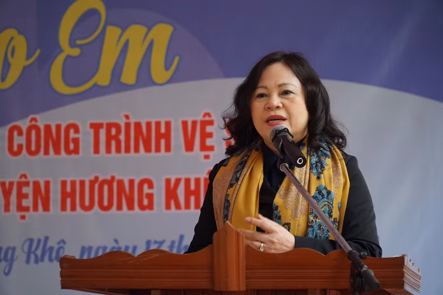 Thứ trưởng Bộ GD&amp;ĐT Ngô Thị Minh phát biểu tại buổi trao quà.