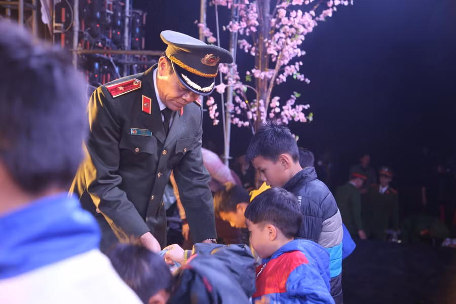 Thiếu tướng Võ Trọng Hải, Giám đốc Công an tỉnh Nghệ An trao quà cho học sinh vùng khó khăn Nghệ An.