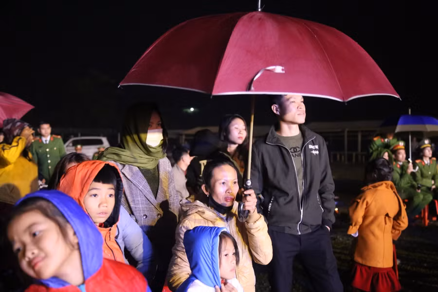 Đến 21h trời mưa nặng hạt, bà con vùng biên vẫn trùm áo, ô, mũ đứng chăm chú xem chương trình "Xuân ấm biên cương".