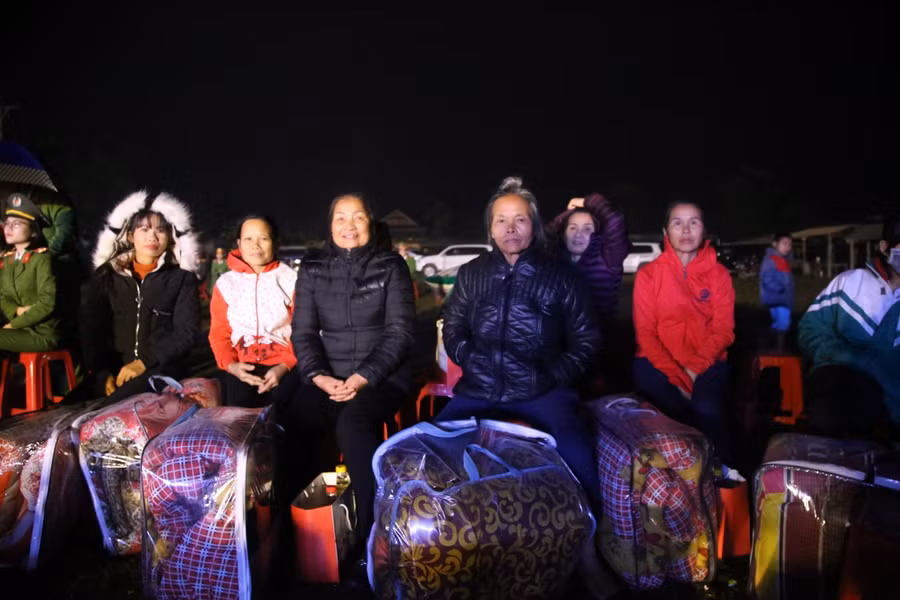 Bà con hồ hởi khi nhận những suất quà từ các nhà tài trợ.