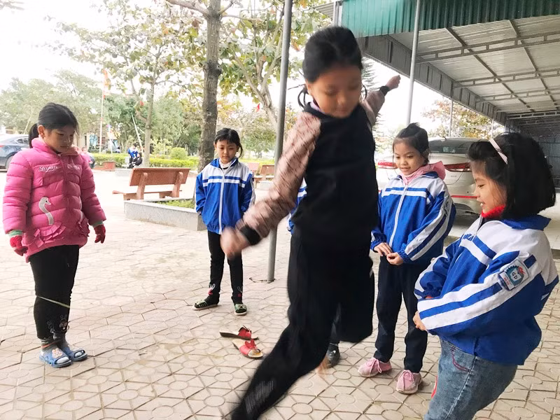 Giờ ra chơi của học sinh Trường tiểu học Hộ Độ.