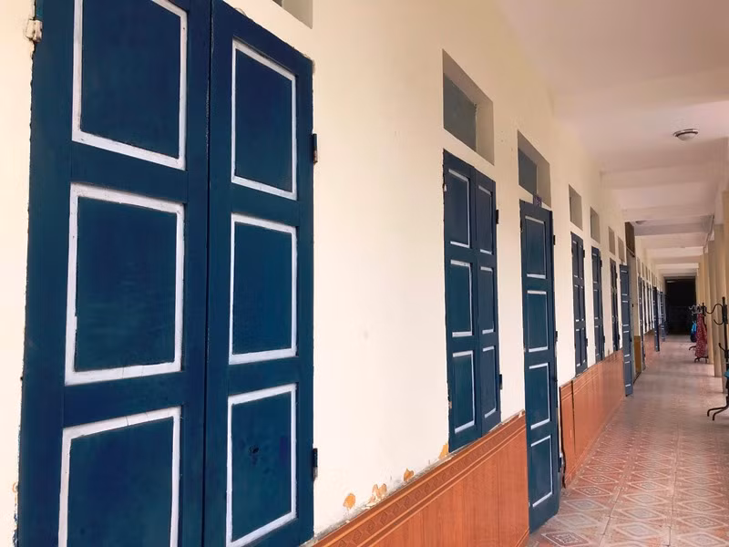 Cửa chính, cửa sổ phòng học tại Trường tiểu học Thạch Kim luôn được đóng kín để giữ ấm.