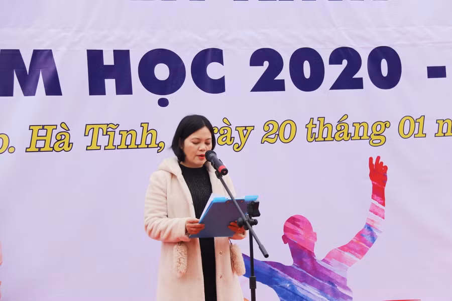 Bà Đặng Thị Tuyết Mai đại diện Phòng GD&amp;ĐT thành phố đọc Quyết định về việc thành lập Ban tổ chức Đại hội điền kinh - Thể thao năm 2020 - 2021.
