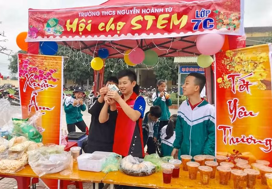 Hội chợ Xuân của các em học sinh Trường THCS Nguyễn Hoành Từ.