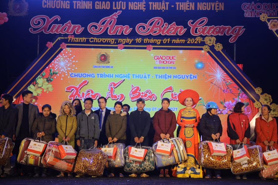 Người dân vùng biên cương Nghệ An vui mừng khi nhận được những món quà ý nghĩa từ Công an Nghệ An, Báo Giáo dục và Thời đại.
