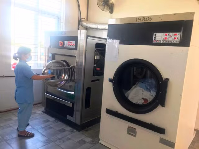 chiếc máy giặt, sấy tại Bệnh viện Đa khoa huyện Nghi Xuân.