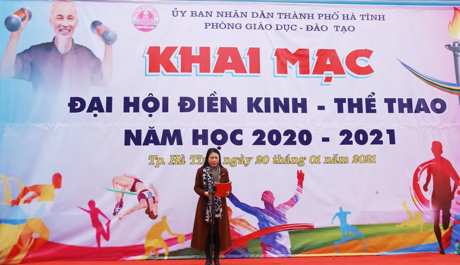 Bà Trần Thị Thủy Nga, Trưởng phòng GD&amp;ĐT thành phố Hà Tĩnh khai mạc Đại hội điền kinh - Thể thao.