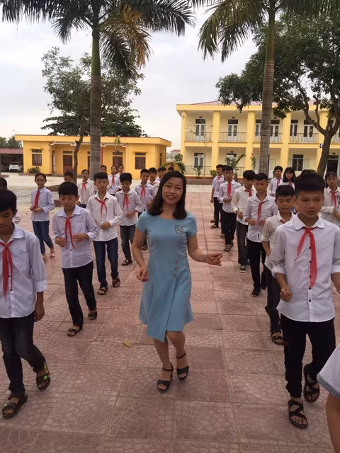 Cô giáo Tổng phụ trách độiVõ Hải Đường tham gia cùng các em học sinh