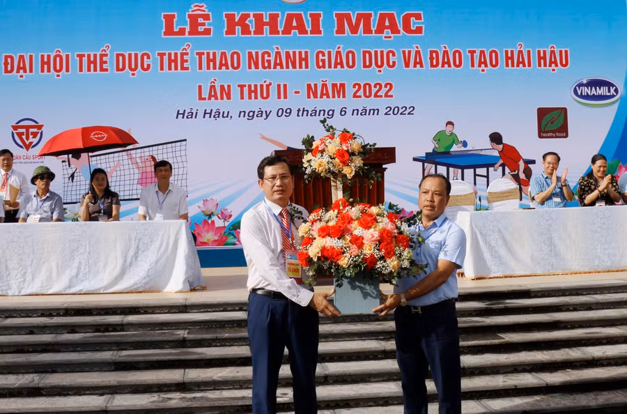 Phó Giám đốc Sở GD&amp;ĐT tỉnh Nam Định Nguyễn Văn Thuận (bìa phải) tặng hoa chúc mừng đại hội cho trưởng ban tổ chức.