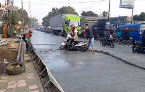 Cô gái mở đường.