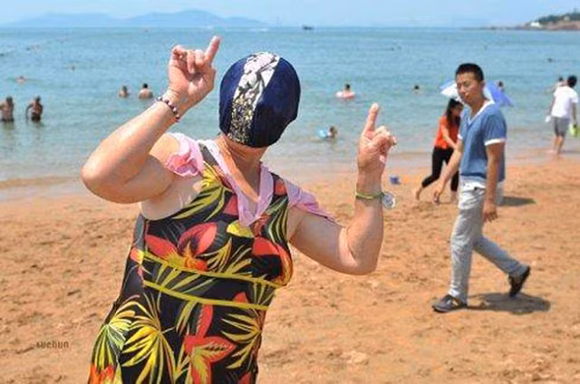 Sốc với hình ảnh “gái ngoan đoan chính” đi biển - Hình 9