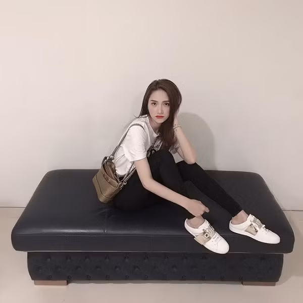 Khoe đồ hàng hiệu bạc tỷ, Hoa hậu Hương Giang giàu cỡ nào?