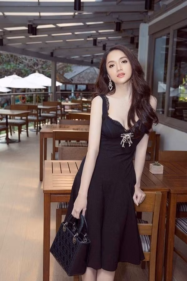 Khoe đồ hàng hiệu bạc tỷ, Hoa hậu Hương Giang giàu cỡ nào?