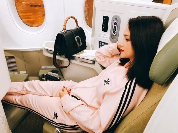 Khoe đồ hàng hiệu bạc tỷ, Hoa hậu Hương Giang giàu cỡ nào?