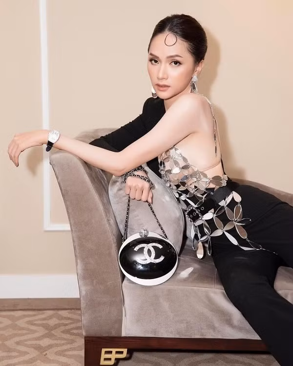 Khoe đồ hàng hiệu bạc tỷ, Hoa hậu Hương Giang giàu cỡ nào?