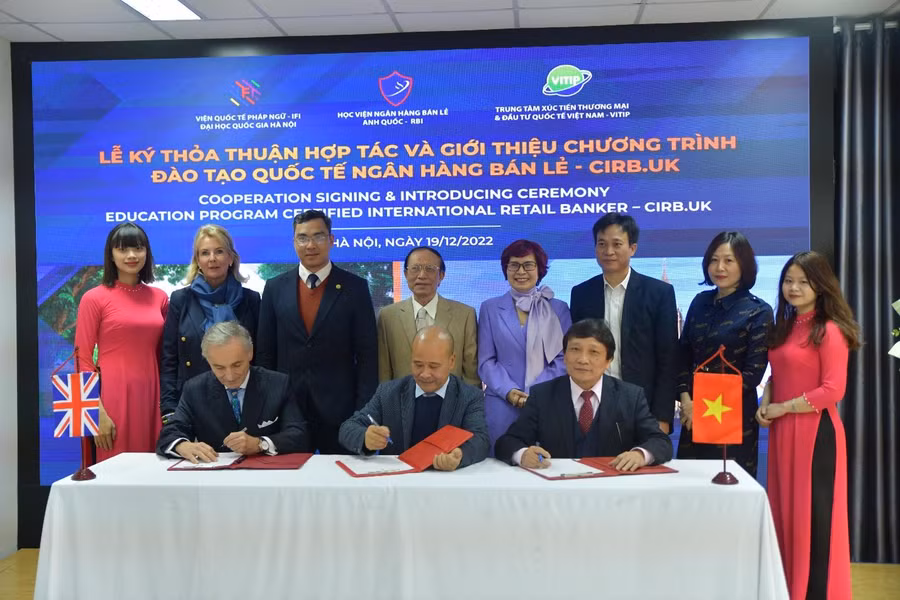  Lễ ký kết thoả thuận hợp tác và giới thiệu chương trình đào tạo quốc tế về Ngân hàng bán lẻ.