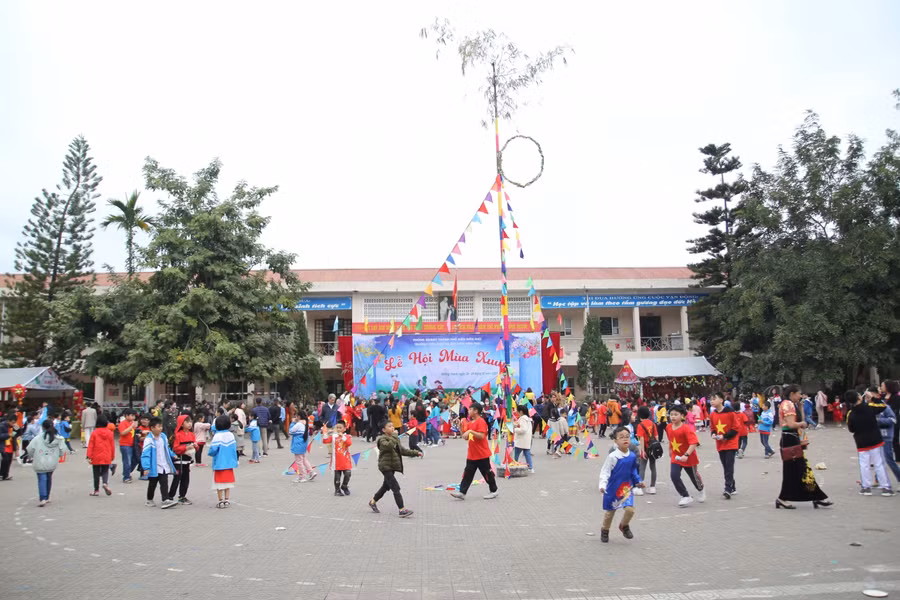 Hơn 1.000 học sinh trường Tiểu học Hà Nội - Điện Biên Phủ tưng bừng trong ngày hội Xuân