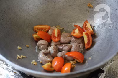 Bắc nồi lên bếp, thêm 1 muỗng dầu để phi thơm tỏi sau đó trút phần bắp bò vào xào trong 15 phút tiếp đến là cà chua thái.