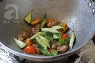 Khi bắp bò và cà chua đã mềm thì cho dưa leo vào xào chung.