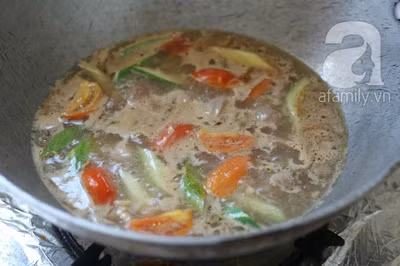 Thêm 2 tô nước nấu trên lửa trung bình, khi canh sôi bạn nhớ vớt bọt bỏ đi. Nêm lại gia vị cho vừa ăn và tắt bếp. Cho canh chua ra tô rắc thêm hành lá, ngò rí.