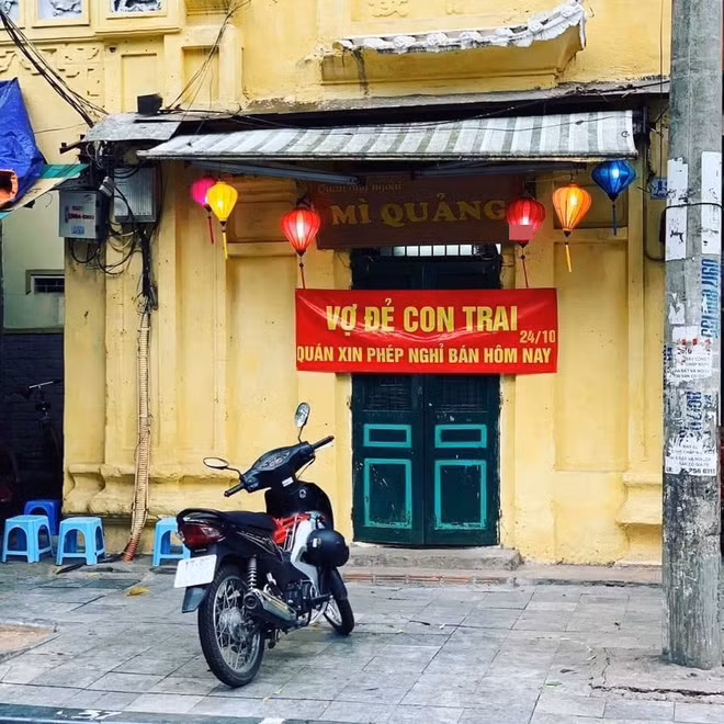 Bức ảnh gây chú ý nhất hôm nay: "Vợ đẻ con trai, quán xin phép nghỉ bán hôm nay" ảnh 1 Bức hình với băng rôn đặc biệt.