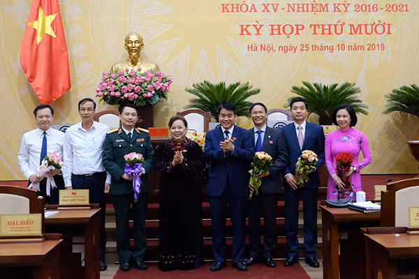 Lãnh đạo TP Hà Nội tặng hoa chúc mừng các cán bộ