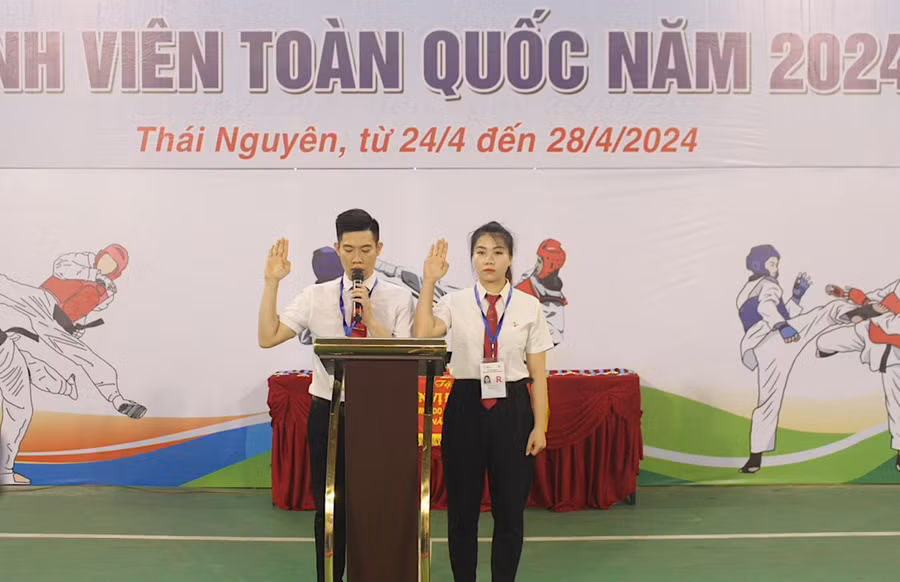 Tổ trọng tài tuyên thệ trước giải đấu.